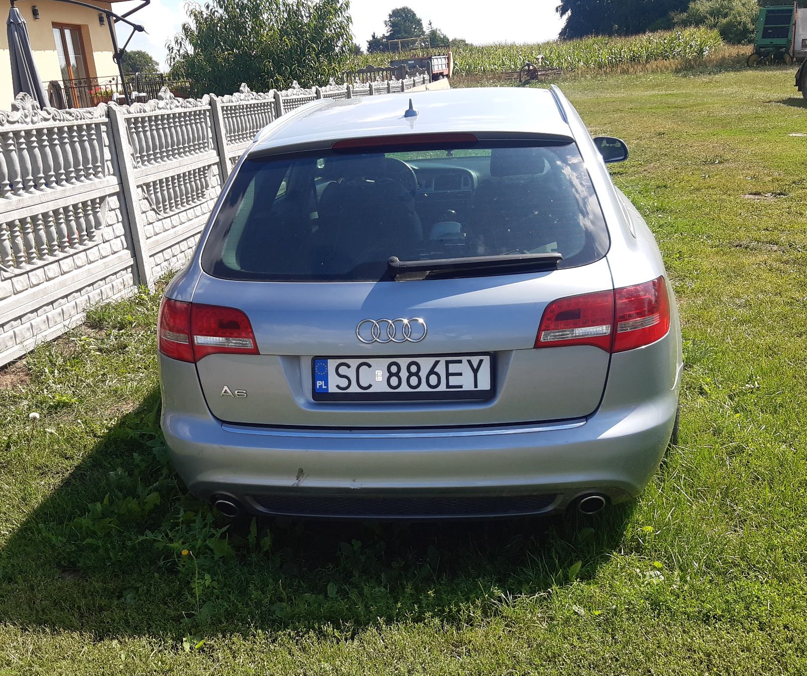 Zdjęcie przedstawia samochód AUDI A6 widok pojazdu z tyłu
