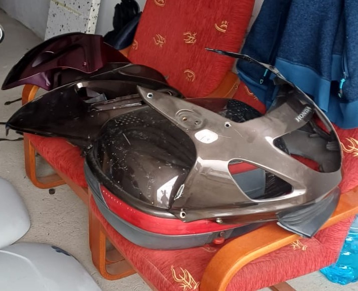 Zdjęcie zdemontowanych części motocykla.