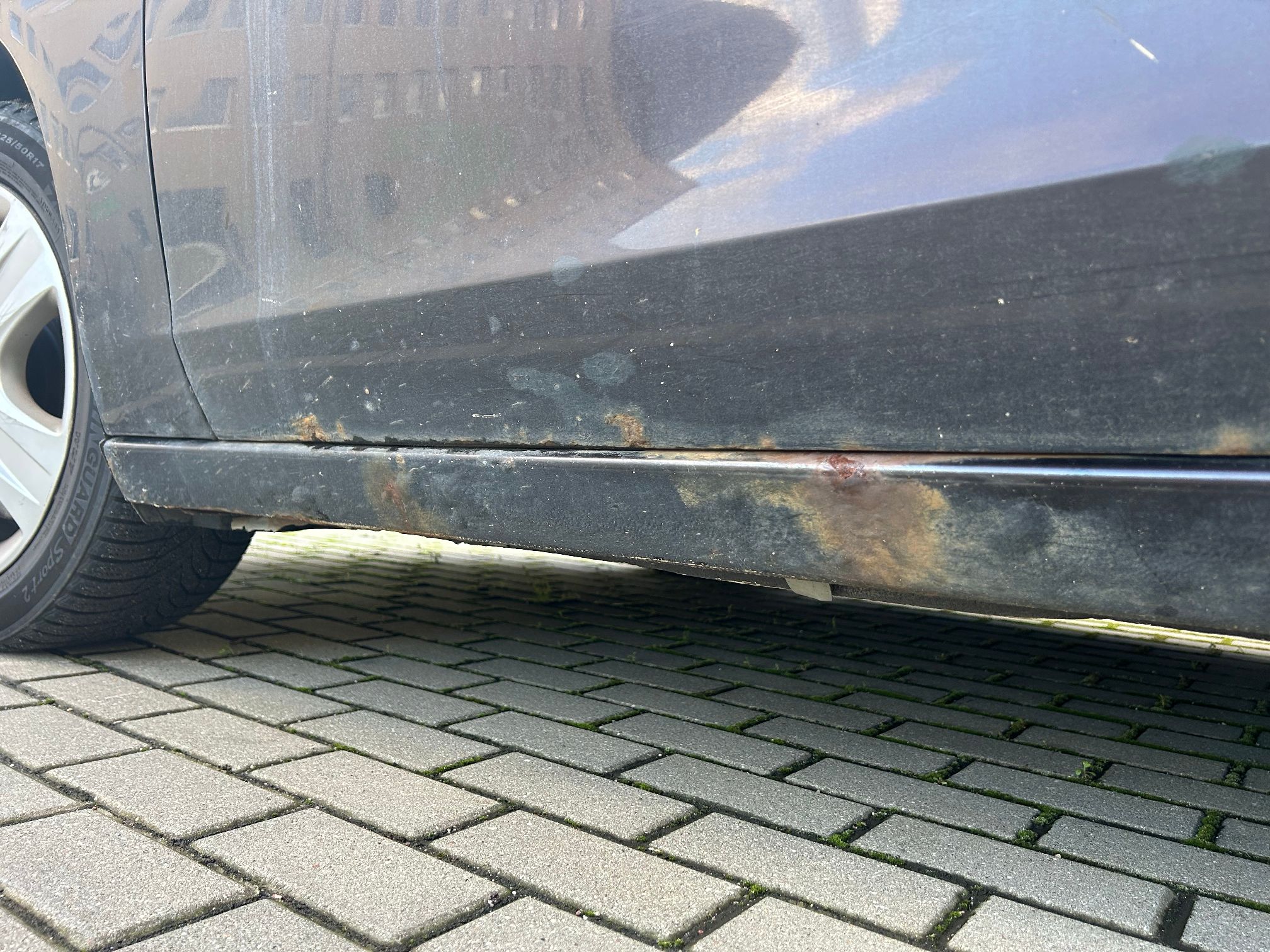 Lewy przedni próg pojazdu obrazujący ognisko korozji.